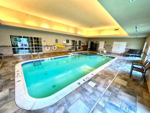 una gran piscina en una habitación de hotel en Hyatt House Fishkill-Poughkeepsie, en Fishkill