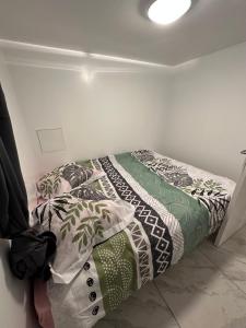 ein Schlafzimmer mit einem Bett in einem Zimmer in der Unterkunft Appartement mignon in Livry-Gargan