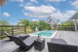 een terras met stoelen en een zwembad bij Villa Verde - Les Terres Basses in Marigot