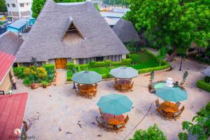 una vista aérea de un patio con mesas y sombrillas en Tana Garden Hotel, en Garissa