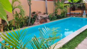 uma piscina em frente a uma casa em Casa Mira Boutique Villa em Mirissa
