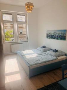 卡爾斯魯厄的住宿－Künstlerisches Apartment，卧室配有床,位于带2个窗户的房间