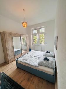 卡爾斯魯厄的住宿－Künstlerisches Apartment，卧室配有一张床,上面放着一只猫