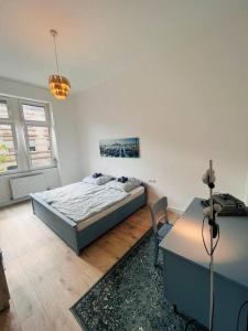 卡爾斯魯厄的住宿－Künstlerisches Apartment，一间卧室配有一张床、一张桌子和一把椅子