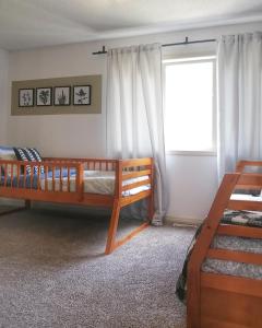 1 dormitorio con 2 literas y ventana en Bright 3 bed 3 bath House in Radium Hot Springs, en Radium Hot Springs