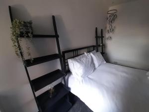 Säng eller sängar i ett rum på Chic 5 double bedroom house - 15 min to Manchester