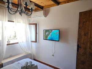 A television and/or entertainment centre at Casa Fuente Hervera