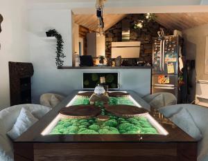 - une table dans un salon avec des légumes verts dans l'établissement Un havre de quiétude au cœur des Montagnes, à Métabief