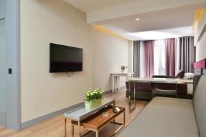 TV a/nebo společenská místnost v ubytování Spil Suites