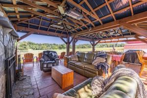 - un salon avec des canapés et des chaises sur la terrasse dans l'établissement Farm living at it's best!, 