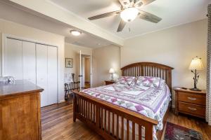 - une chambre avec un lit et un ventilateur de plafond dans l'établissement Farm living at it's best!, 