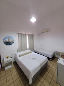 um quarto com duas camas num quarto em Pousada Águas Marinhas em Maceió