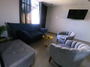Depa de Estreno en Arequipa في أريكيبا: غرفة معيشة مع أريكة وكرسيين