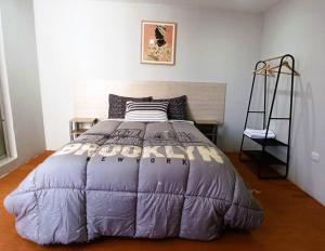 1 dormitorio con 1 cama grande de color púrpura en una habitación en Depa de Estreno en Arequipa, en Arequipa