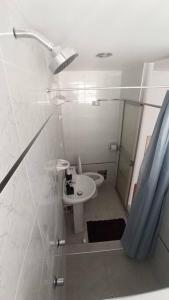 La salle de bains est pourvue d'un lavabo et de toilettes. dans l'établissement Depa de Estreno en Arequipa, à Arequipa