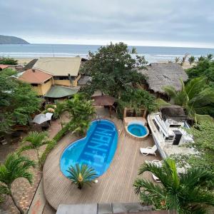 una vista aérea de un complejo con 2 piscinas en Hotel Nantu Hostería, en Puerto López