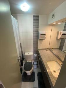La salle de bains est pourvue de toilettes et d'un lavabo. dans l'établissement Bello depto a pasos de cavancha, à Iquique