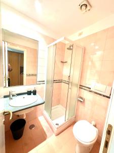 un bagno con doccia, WC e lavandino di Trevi Romantic Alcova a Roma