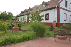 A garden outside Régi Csárda és Panzió