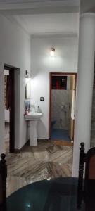La salle de bains est pourvue d'un lavabo, de toilettes et d'une douche. dans l'établissement Holiday homes in kidangoor kottayam kerala, à Kottayam