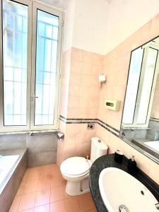 un bagno con un water, un lavandino e una vasca di Trevi Romantic Alcova a Roma