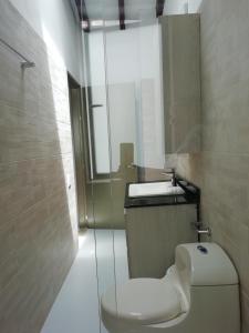 a bathroom with a toilet and a sink at ALAMEDA MI DESCANSO in Carmen de Viboral
