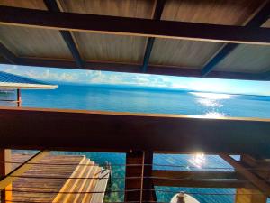 uma vista para o oceano a partir do topo de um barco em Bahia Coral Lodge em Bocas Town