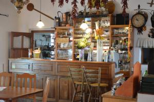 The lounge or bar area at Régi Csárda és Panzió
