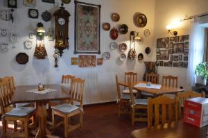 A seating area at Régi Csárda és Panzió