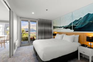 Giường trong phòng chung tại Scenic Suites Queenstown