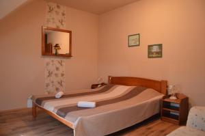 A bed or beds in a room at Régi Csárda és Panzió