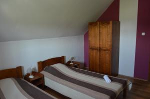 A bed or beds in a room at Régi Csárda és Panzió