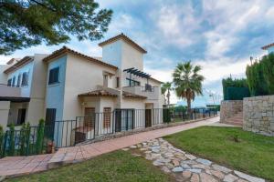 ein großes weißes Haus mit einem Zaun in der Unterkunft Villa Lux Finestrat in Finestrat