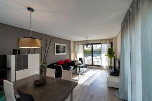 ein Wohnzimmer mit einem Tisch und einem Sofa in der Unterkunft Villa Lux Finestrat in Finestrat