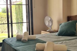 Schlafzimmer mit einem Bett, einem Ventilator und einem Fenster in der Unterkunft Villa Lux Finestrat in Finestrat + 18 Fotos