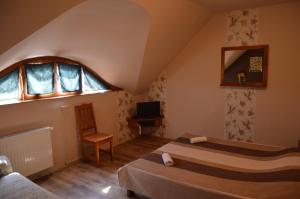 A bed or beds in a room at Régi Csárda és Panzió