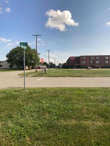 a street sign on the side of a road at Illini Inn & Suites in Rantoul