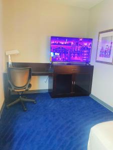 a desk with a computer and a chair in a room at Illini Inn & Suites in Rantoul