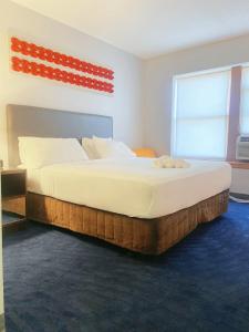 a bedroom with a large bed in a room at Illini Inn & Suites in Rantoul