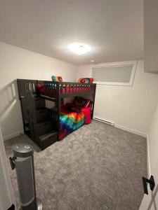 En eller flere køjesenge i et værelse på The Royal Bay Escape: Cozy 2 bedrooms garden suite