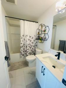 Et badeværelse på The Royal Bay Escape: Cozy 2 bedrooms garden suite