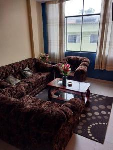 sala de estar con sofá y mesa de centro en D-201, en Moyobamba