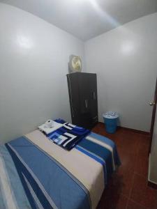 Un dormitorio con una cama con una manta azul. en D-201, en Moyobamba