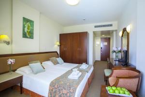 Voodi või voodid majutusasutuse Aquamare Beach Hotel & Spa toas