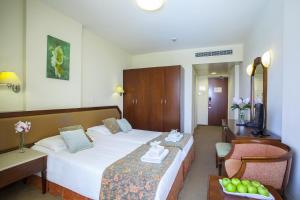 Ліжко або ліжка в номері Aquamare Beach Hotel & Spa