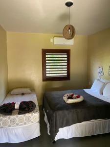 Un dormitorio con dos camas y una ventana. en Casa Praiana Moitas, en Praia de Moitas