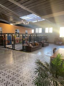 阿雷基帕的住宿－洛斯安第斯住宿加早餐旅館，一间配有沙发和地毯的大房间