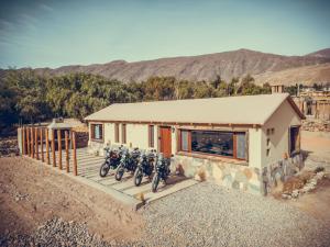 eine Gruppe von Motorrädern, die vor einem Gebäude geparkt sind in der Unterkunft Pucara Lodge 1D in Tilcara