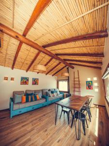 ein Wohnzimmer mit einem blauen Sofa und einem Tisch in der Unterkunft Pucara Lodge 1D in Tilcara