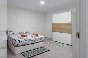 Posteľ alebo postele v izbe v ubytovaní PISO CORTE INGLES ALICANTE